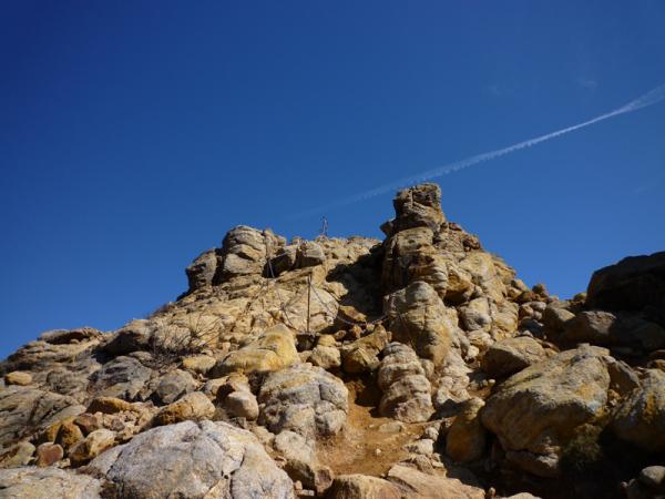 岩と空と飛行機雲…。朝日岳への稜線で。